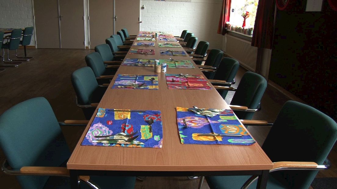 Tafel is gedekt voor Eten met de buren