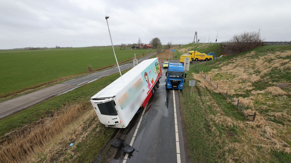 Vrachtwagen belandt in berm op toerit N50