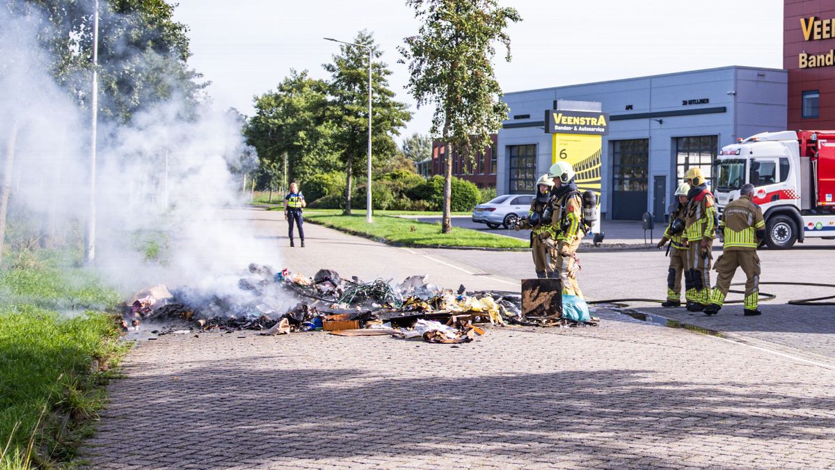 Lading afval van vuilniswagen brandt in Sneek