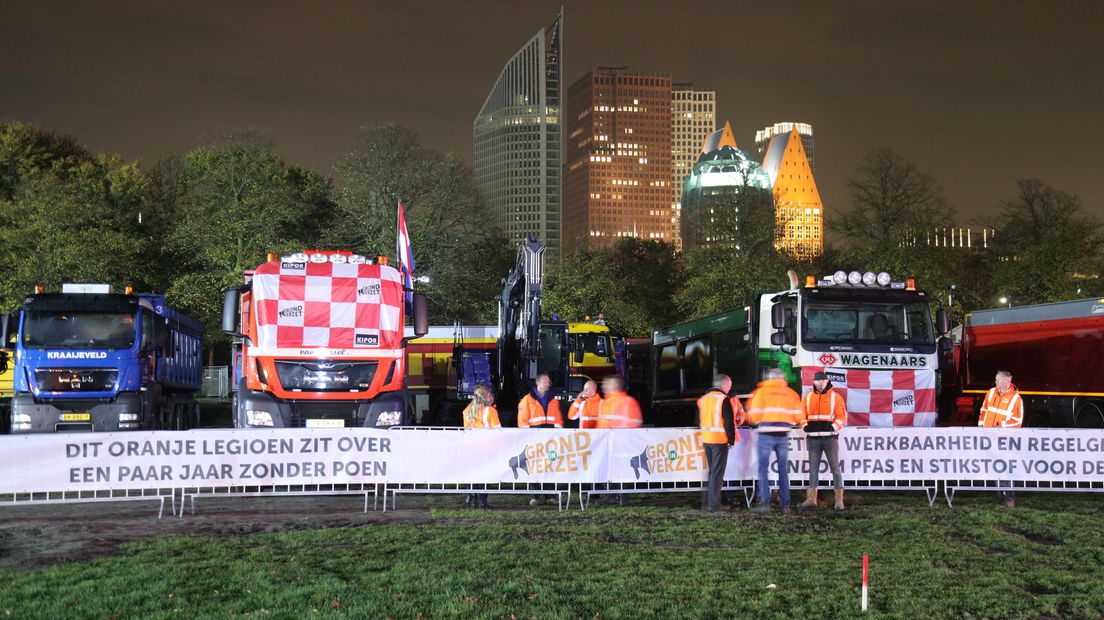 De eerste vrachtwagens stonden al vroeg op het Malieveld. I