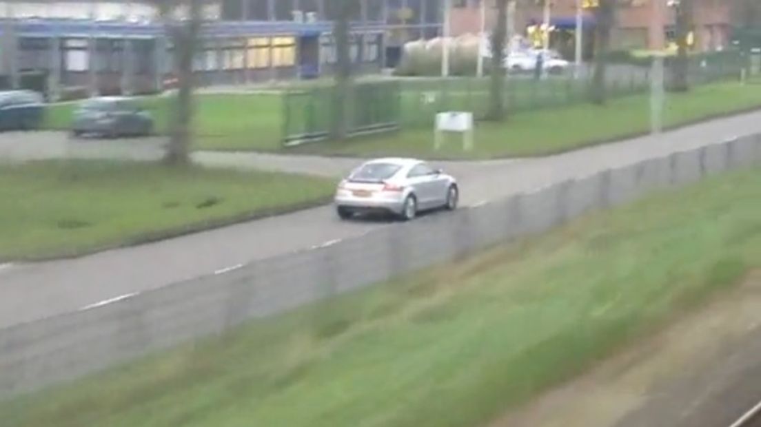 Auto racet tegen trein in Assen (Rechten: Dumpert)