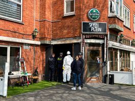 Grote schade café na brandstichting door gemaskerde mannen: 'Idiote actie'