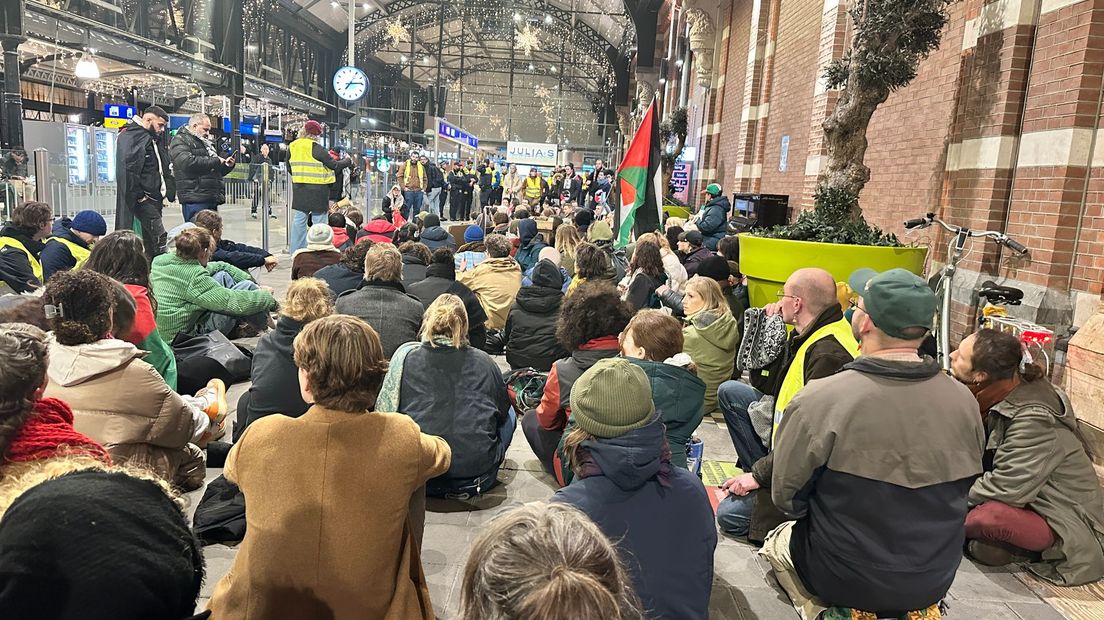 Demonstranten op het station in Nijmegen.