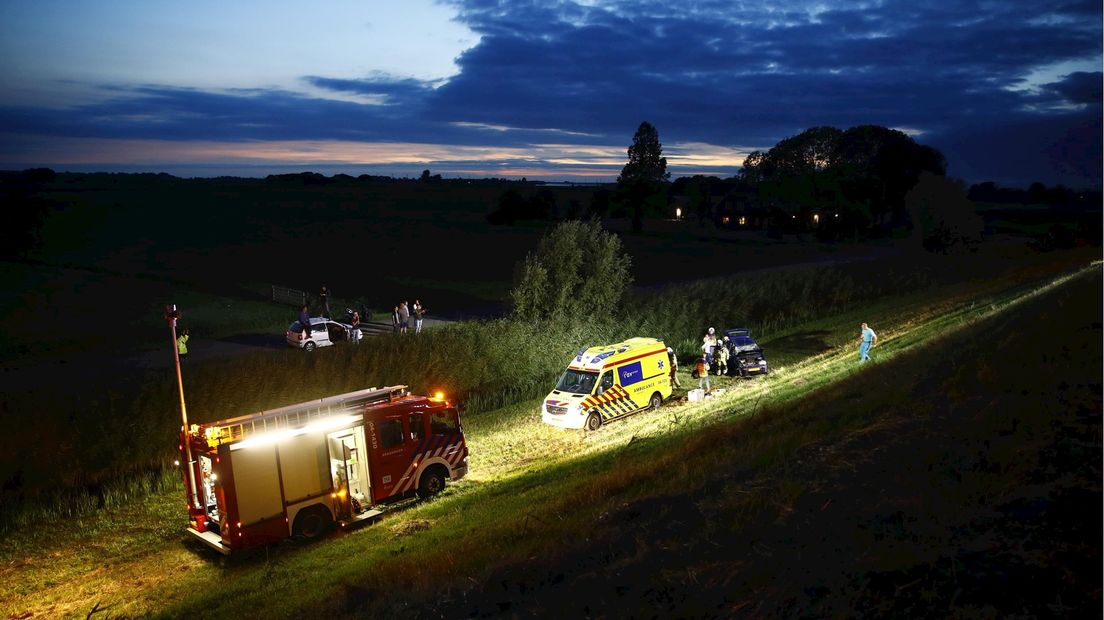 Auto belandt onderaan de dijk bij Kampen