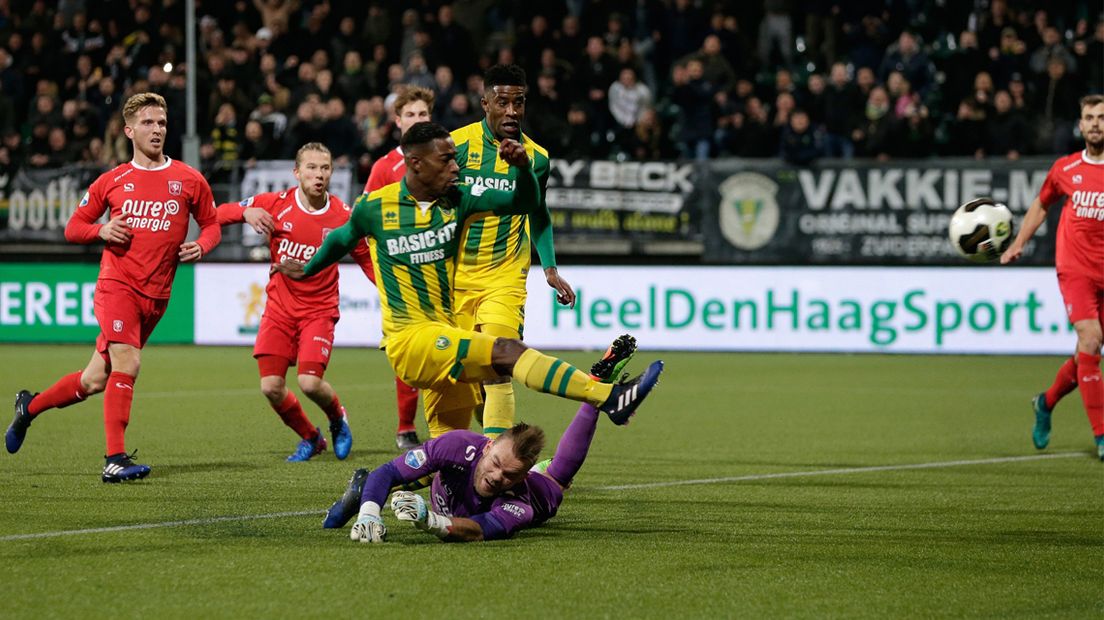 Ruben Schaken schiet raak tegen FC Twente