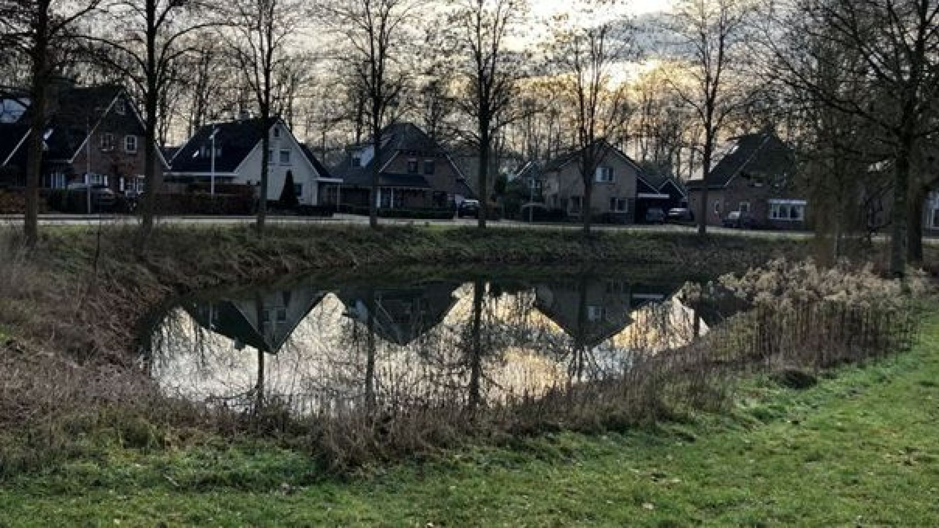 Groot onderhoud aan vijvers langs Singelweg in Aalten.
