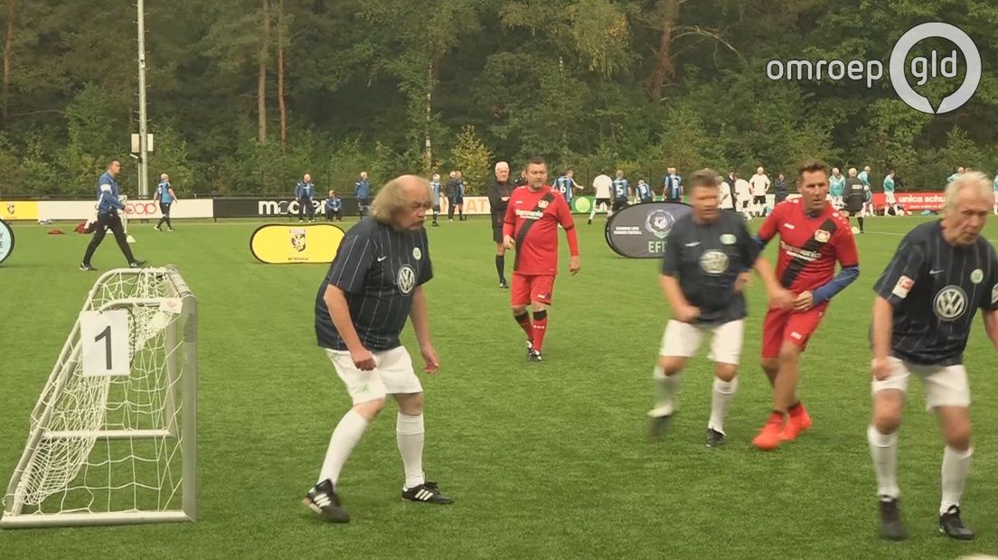 Walking Football is de snelst groeiende sport in Europa. De sport is voor 60-plussers en kent wat aangepaste spelregels. Uit heel Europa kwamen vandaag voetballers naar Papendal om het te spelen.