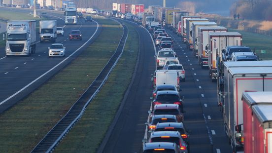 A28 dicht in de richting van Hoogeveen na ongeluk. A28 dicht in de richting van Hoogeveen na ongeluk.