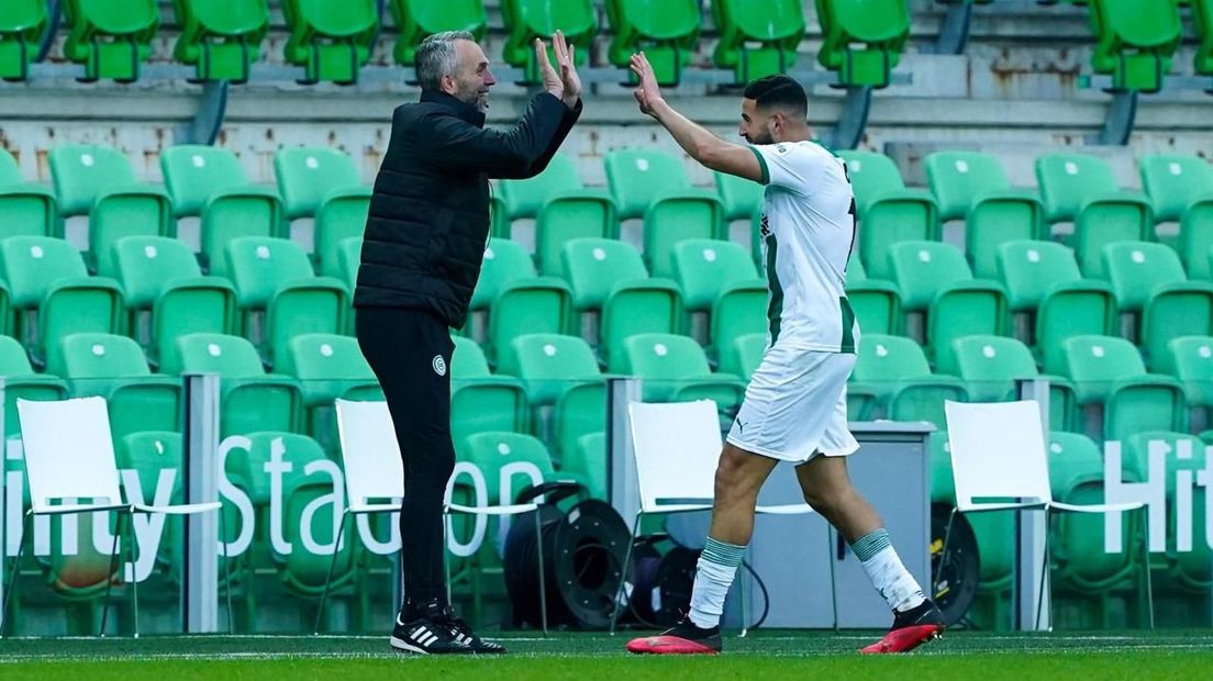 Matchwinner Ahmed El Messaoudi deelt zijn vreugde met Adrie Poldervaart