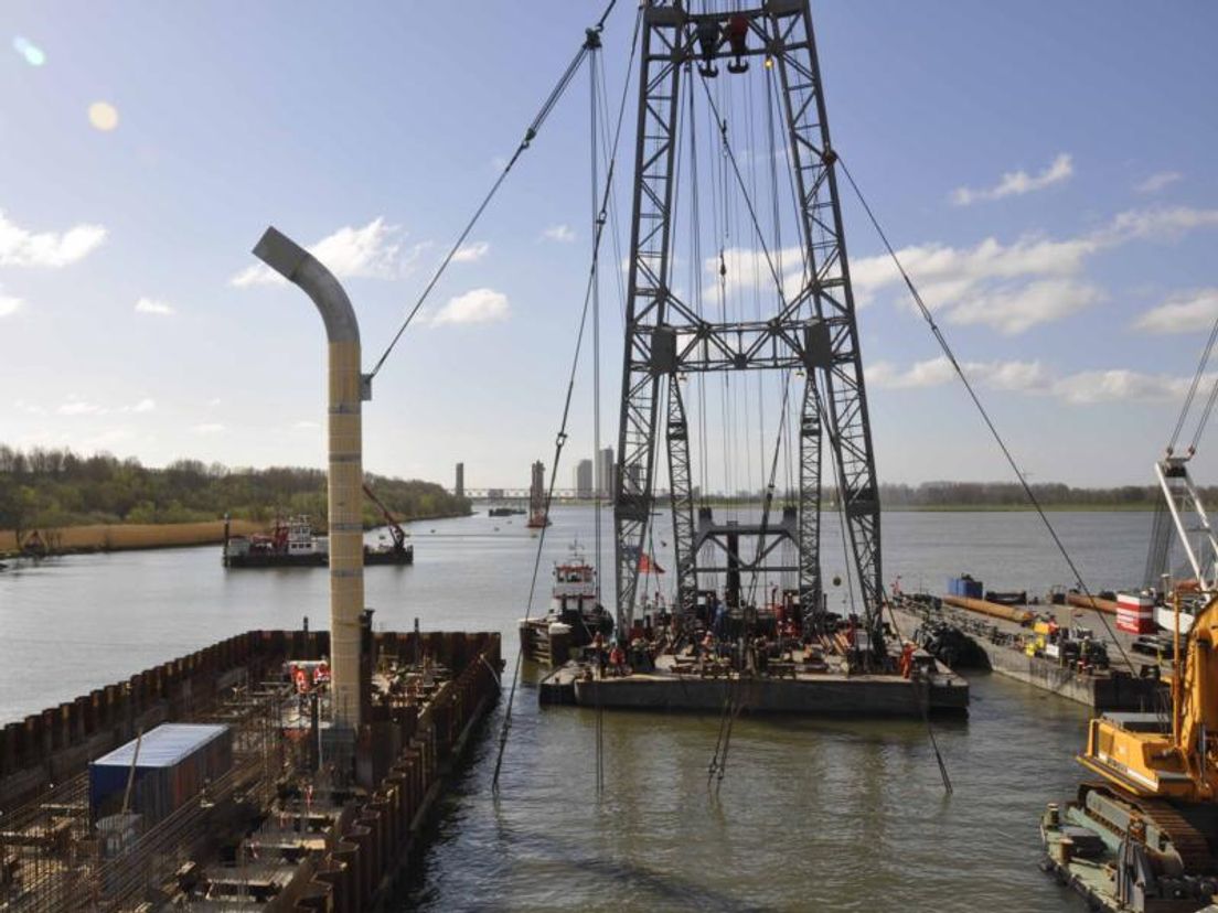 Werk aan de Botlekbrug foto BJ van Brussel
