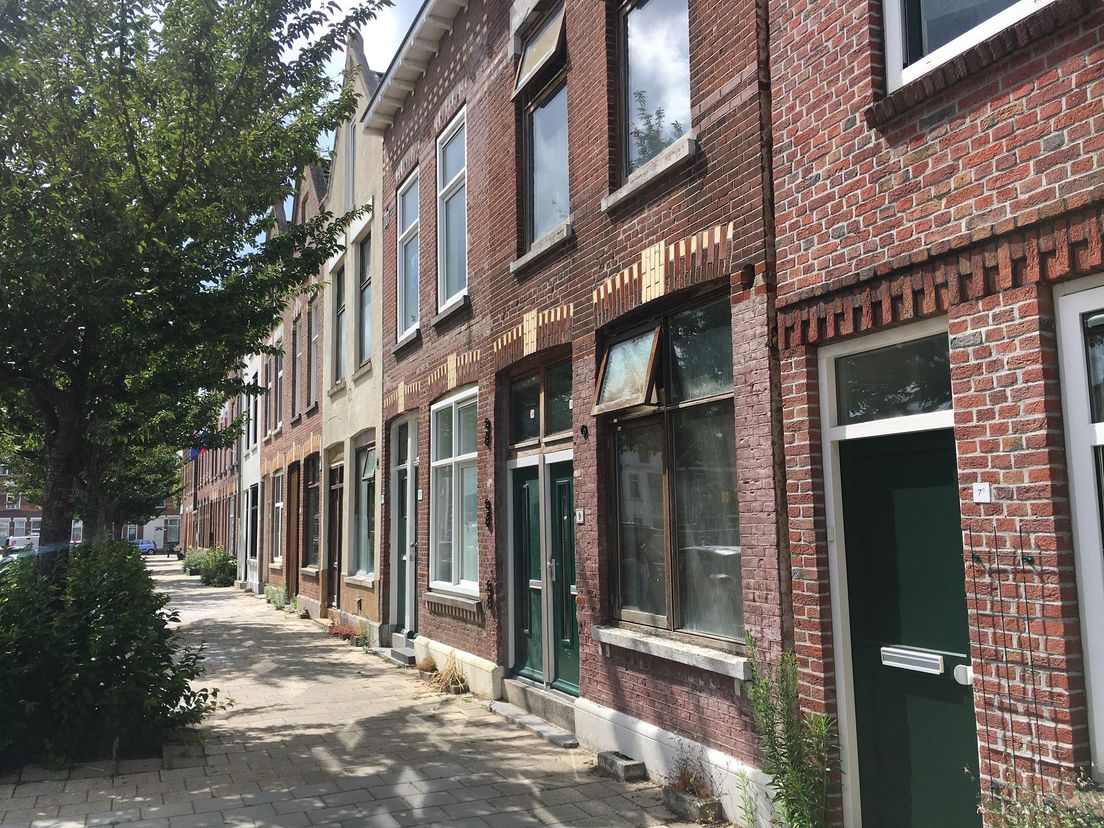 In de 2e Carnissestraat zijn sommige huizen opgeknapt, en andere nog niet.