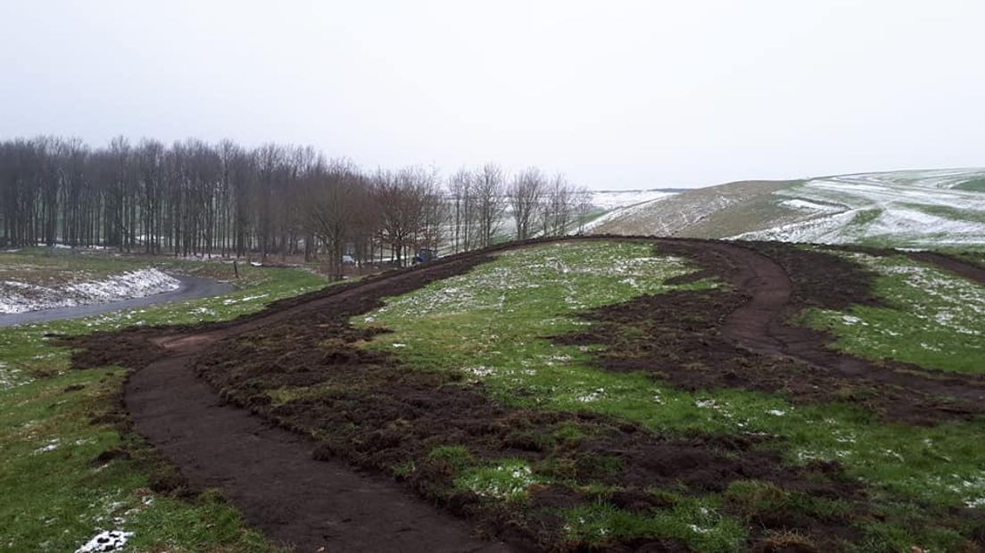 De aanleg van het mountainbikeparcours op de VAM-berg is begonnen (Rechten: Op Fietse in Drenthe)