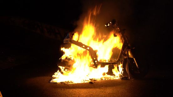 Scooter gaat volledig in vlammen op in Assen