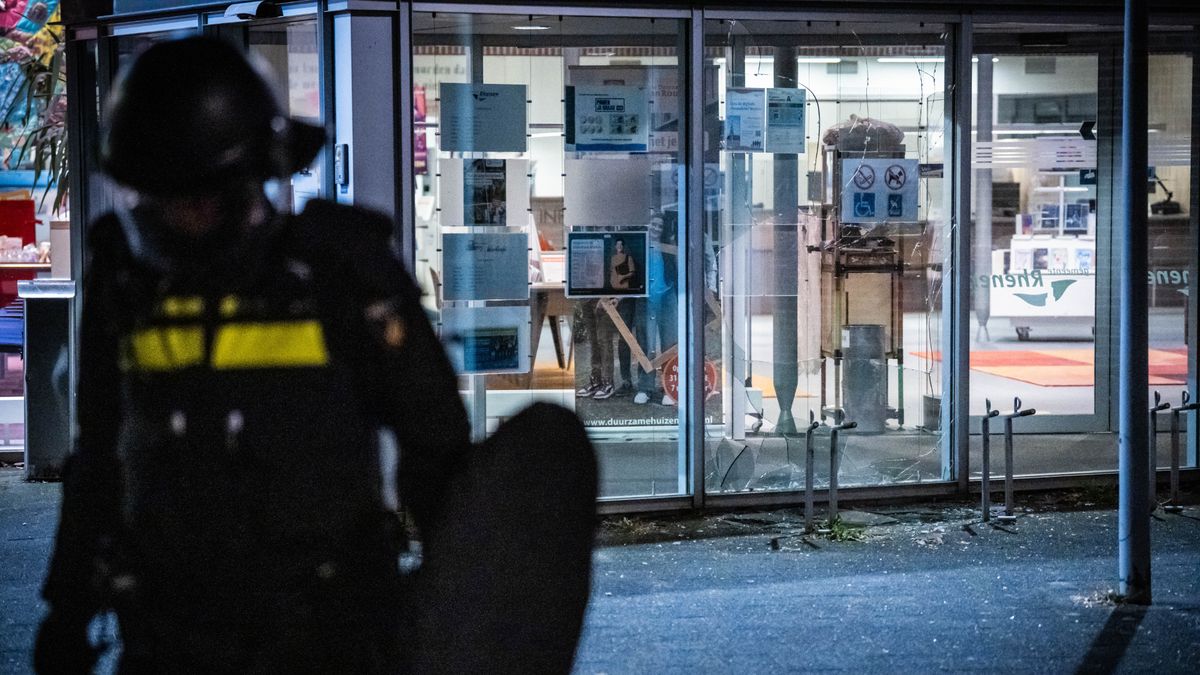 Ruiten vernield van gemeentehuis Rhenen, ME komt in actie