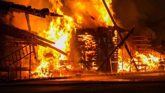 Uitslaande brand verwoest loods van bedrijf