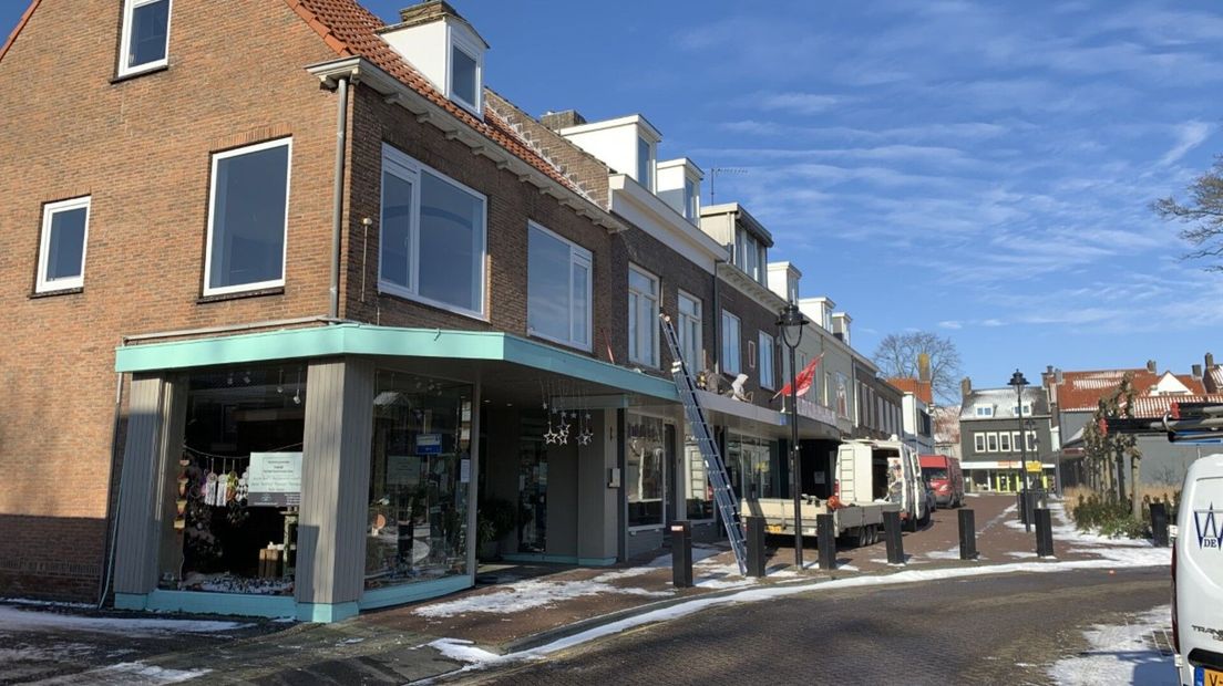 Het Spirituele huisje lotus op de hoek, met twee deuren verder de winkel van Ichelle