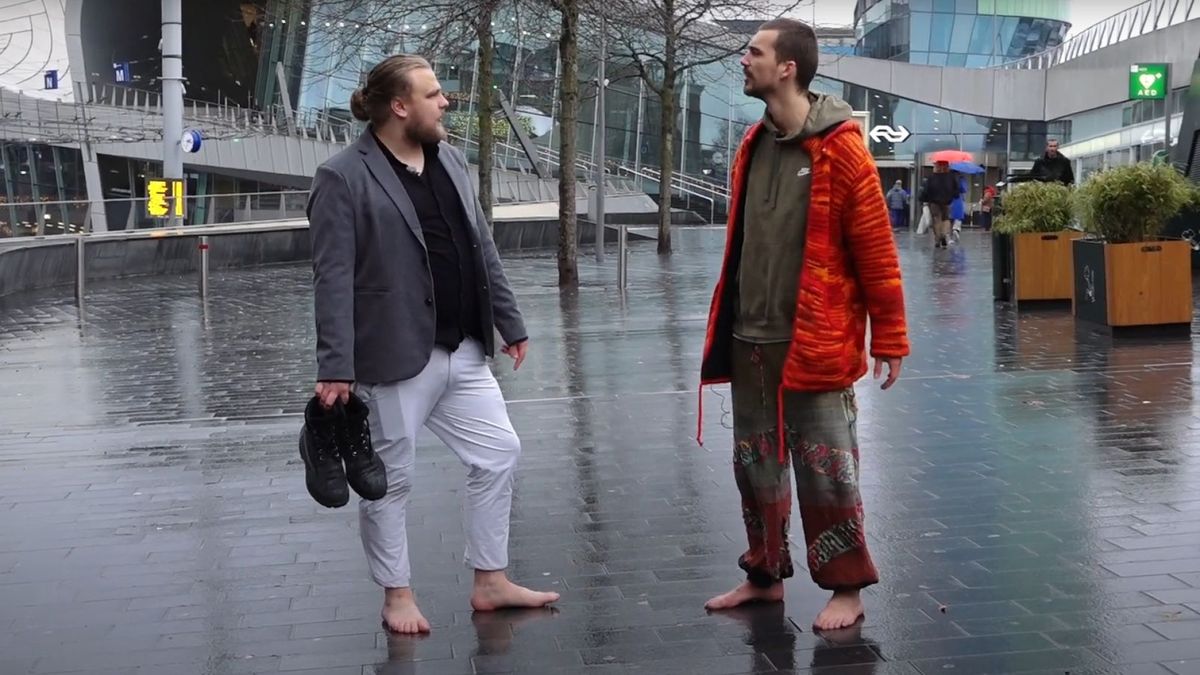 Icaros loopt op blote voeten door Arnhem
