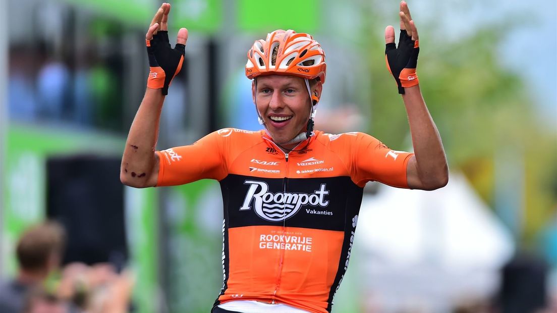 Taco van der Hoorn wint een rit in de Binck Banck Tour