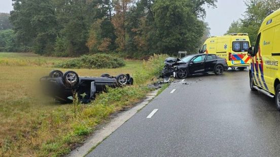 Bestuurder uit auto bevrijd na frontale aanrijding