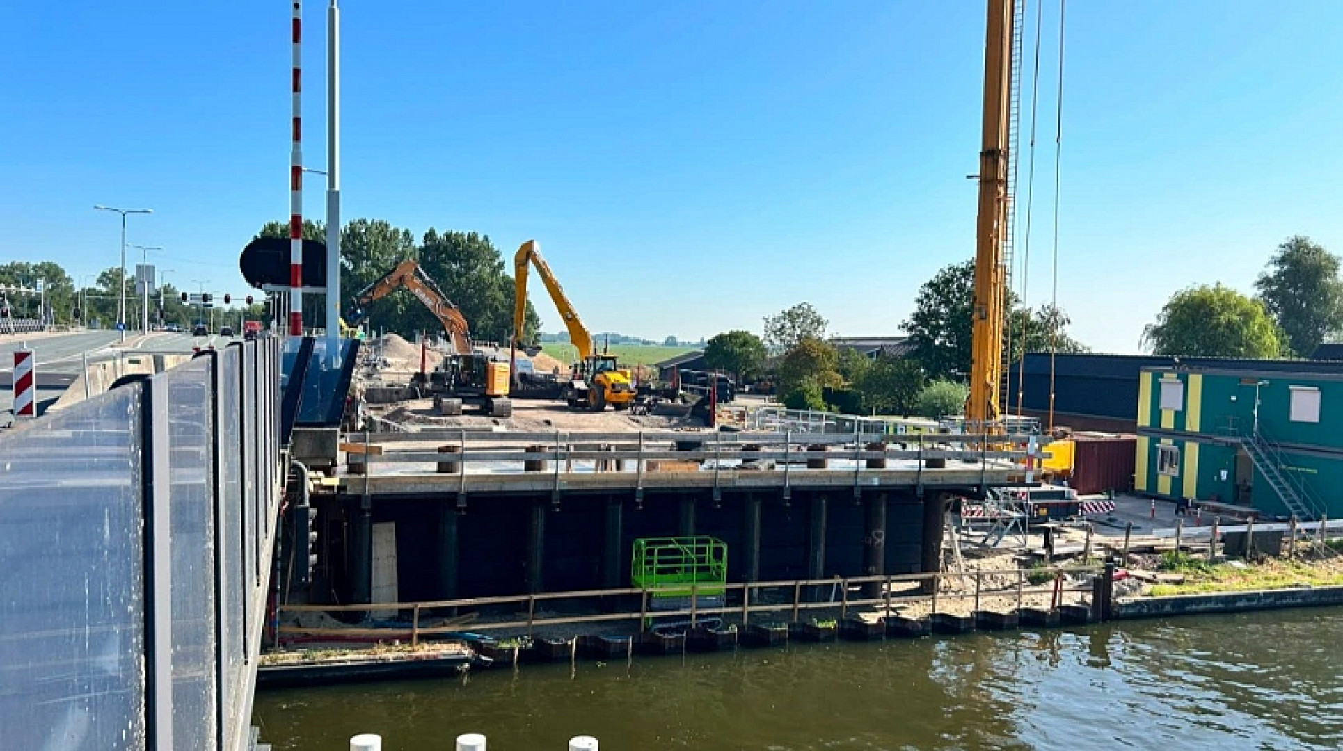 De nieuwe brug wordt pal naast de huidige brug gebouwd