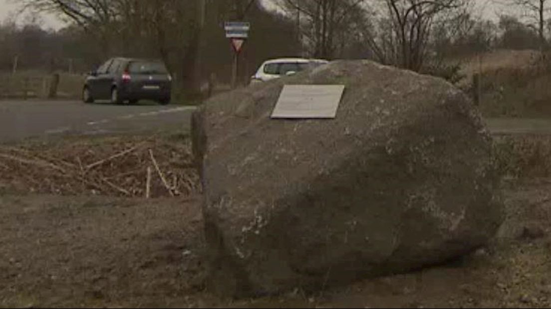 Het gedenkteken voor de meteoriet die in 1990, dertig jaar geleden, op een huis in Glanerbrug viel