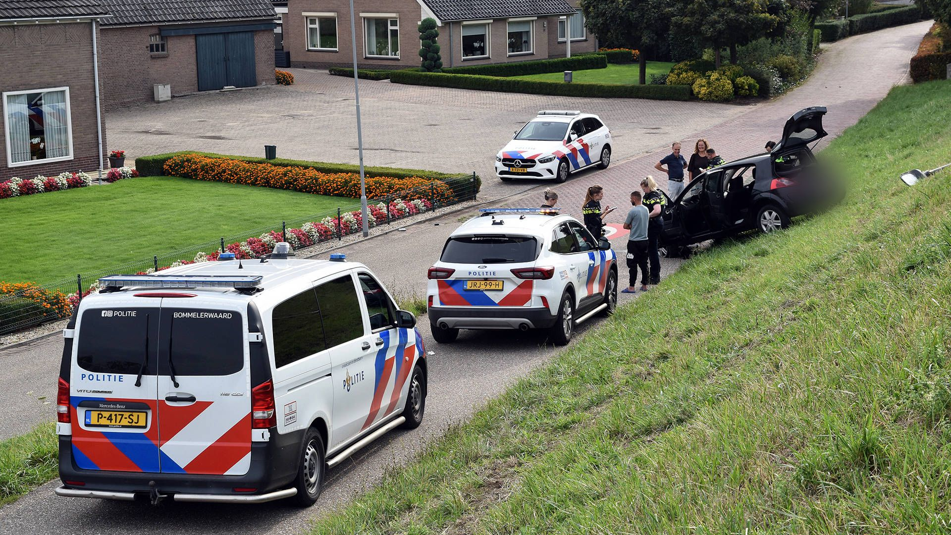 Auto rijdt van dijk • ganzenjacht