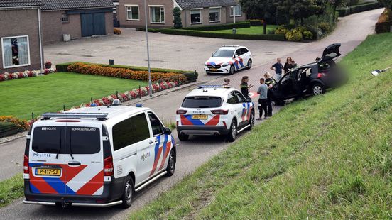Auto rijdt van dijk • ganzenjacht