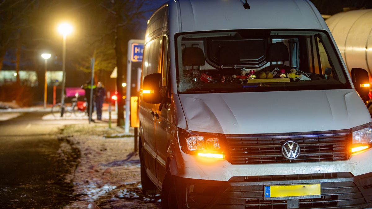 Fietsster gewond in Heeten bij aanrijding bestelbus