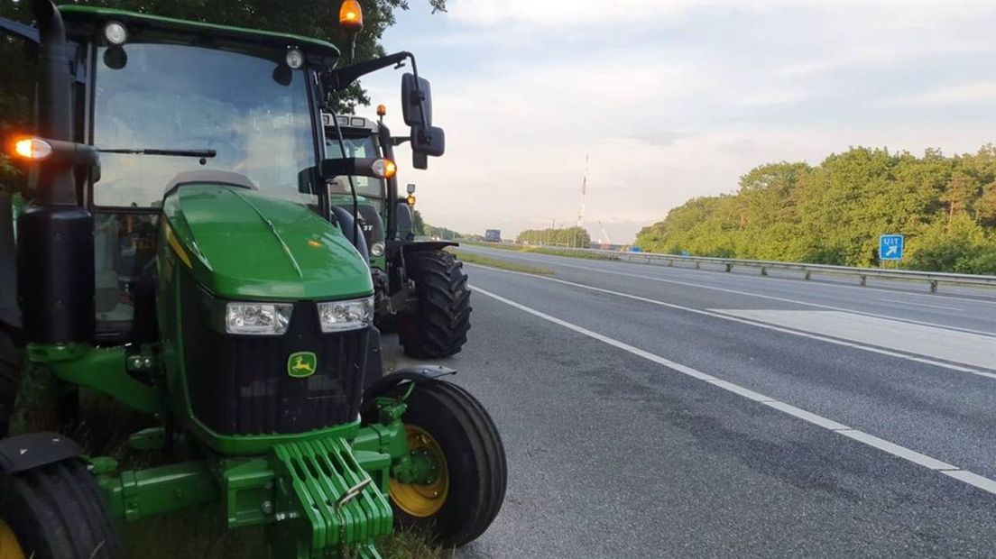 Trekkers op de A28 bij 't Harde.