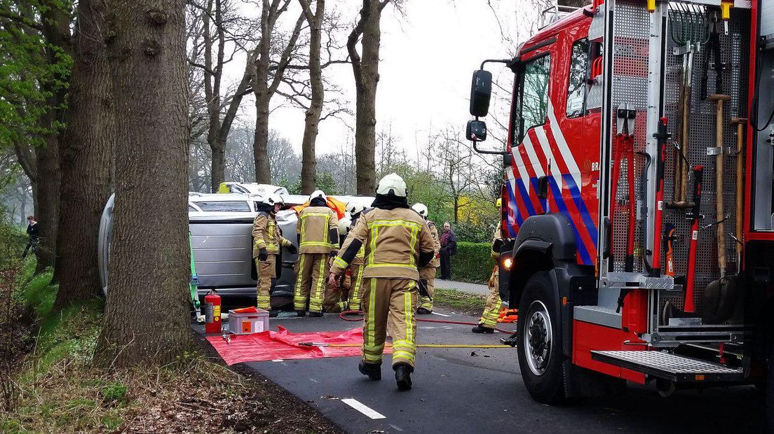 De auto belandde op de zijkant (Rechten: Persbureau Meter)