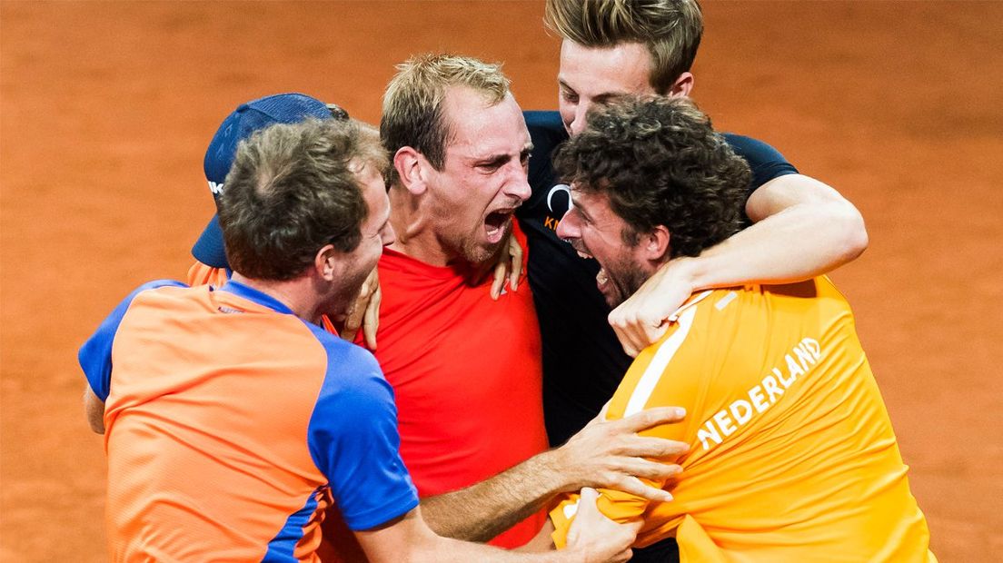 Thiemo de Bakker en zijn teamgenoten vieren de Davis Cup-zege op Tsjechië. 