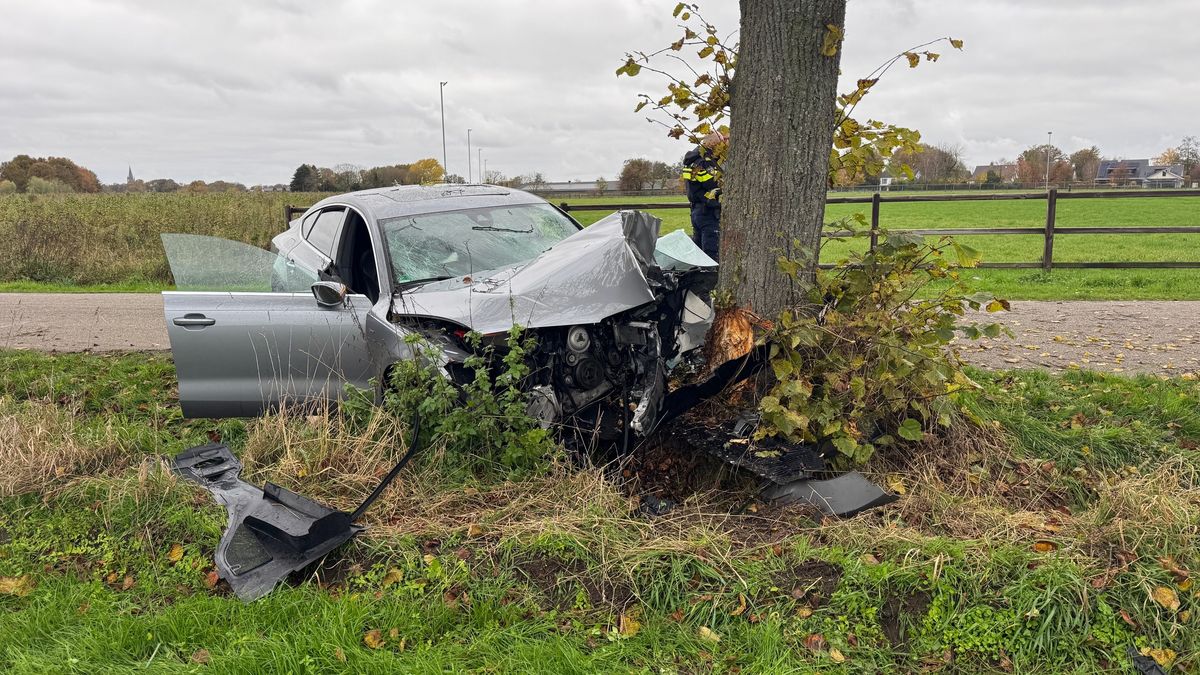 Auto knalt op boom in Ospel, inzittenden naar ziekenhuis