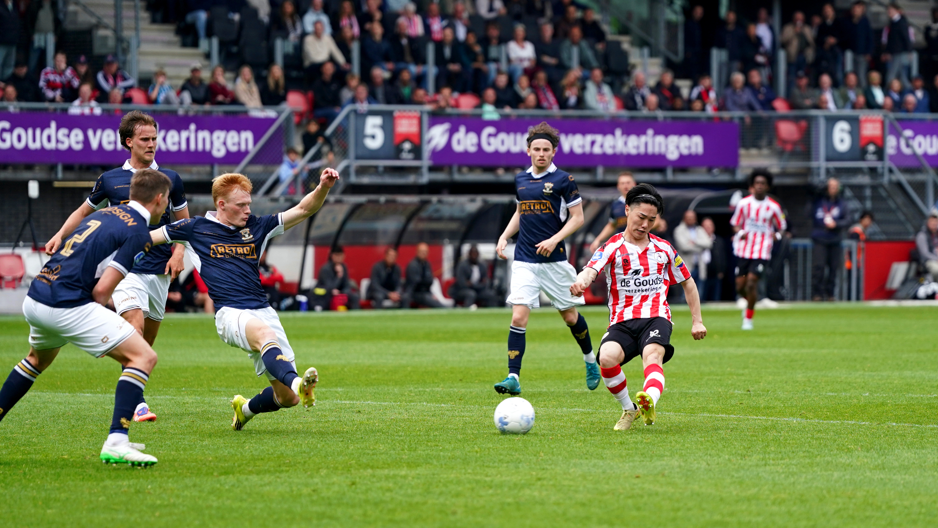 Mito maakt de 1-0 vlak voor rust tegen Go Ahead Eagles