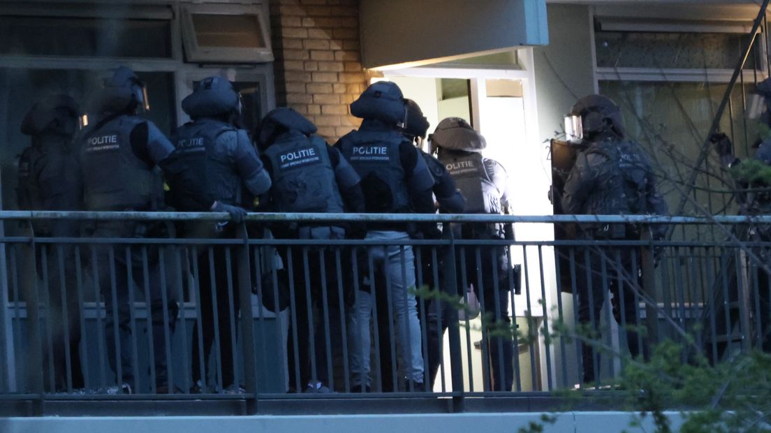 Het arrestatieteam valt de woning binnen