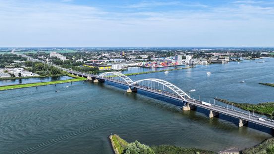 Merwedebrug (A27) bij Gorinchem dicht voor alle vrachtwagens vanwege problemen met staal: 'Je bent uur langer bezig'