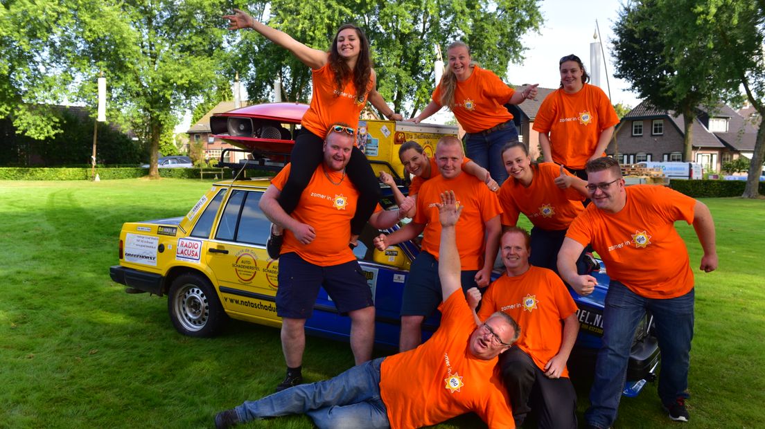 Dag 11 van Zomer in Gelderland. Vandaag zijn we in het agrarisch dorpje Lieren. Het dorp is door de Veluwsche Stoomtrein Maatschappij op de kaart gezet. De belangrijkste gast die ieder jaar per stoomtrein naar Lieren komt luistert naar de naam Sinterklaas. De opdracht van vandaag heeft wellicht anders dan verwacht niet te maken met de Veluwsche Stoomtrein Maatschappij!