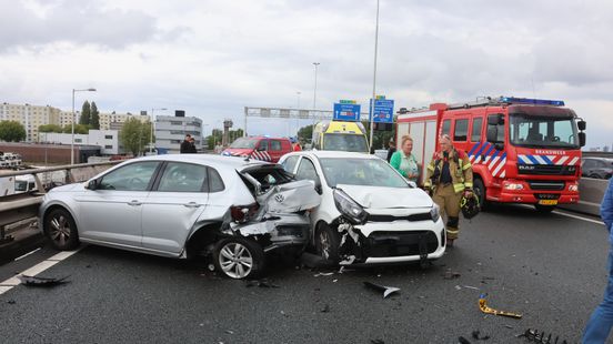 A20 bij Rotterdam afgesloten door ongeluk met meerdere voertuigen. A20 bij Rotterdam afgesloten door ongeluk met meerdere voertuigen.