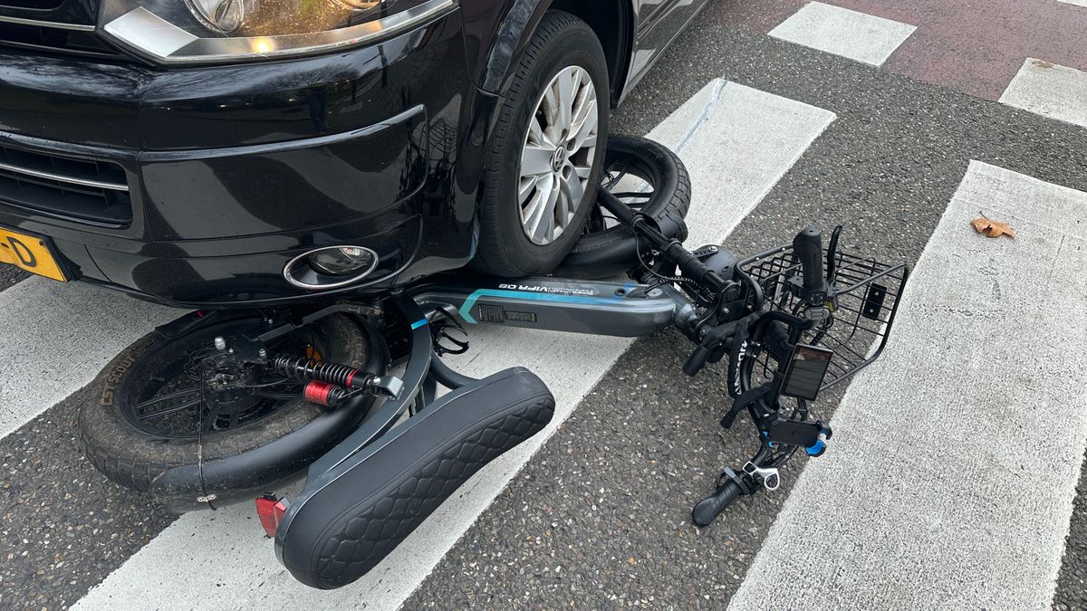 Vrouw op fatbike komt onder busje terecht in Venray