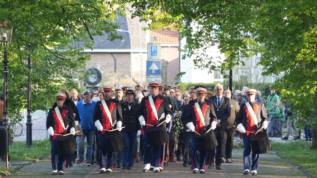 De stille tocht in Assen in aanloop naar de Dodenherdenking om 20.00 uur