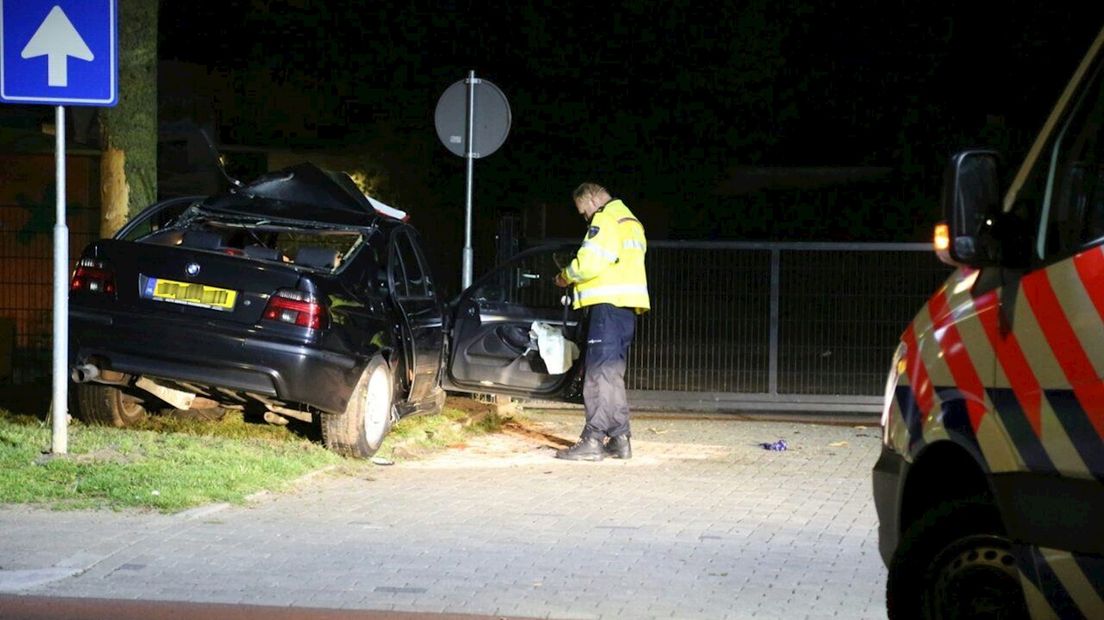 Automobilist gewond na botsing tegen boom in Almelo