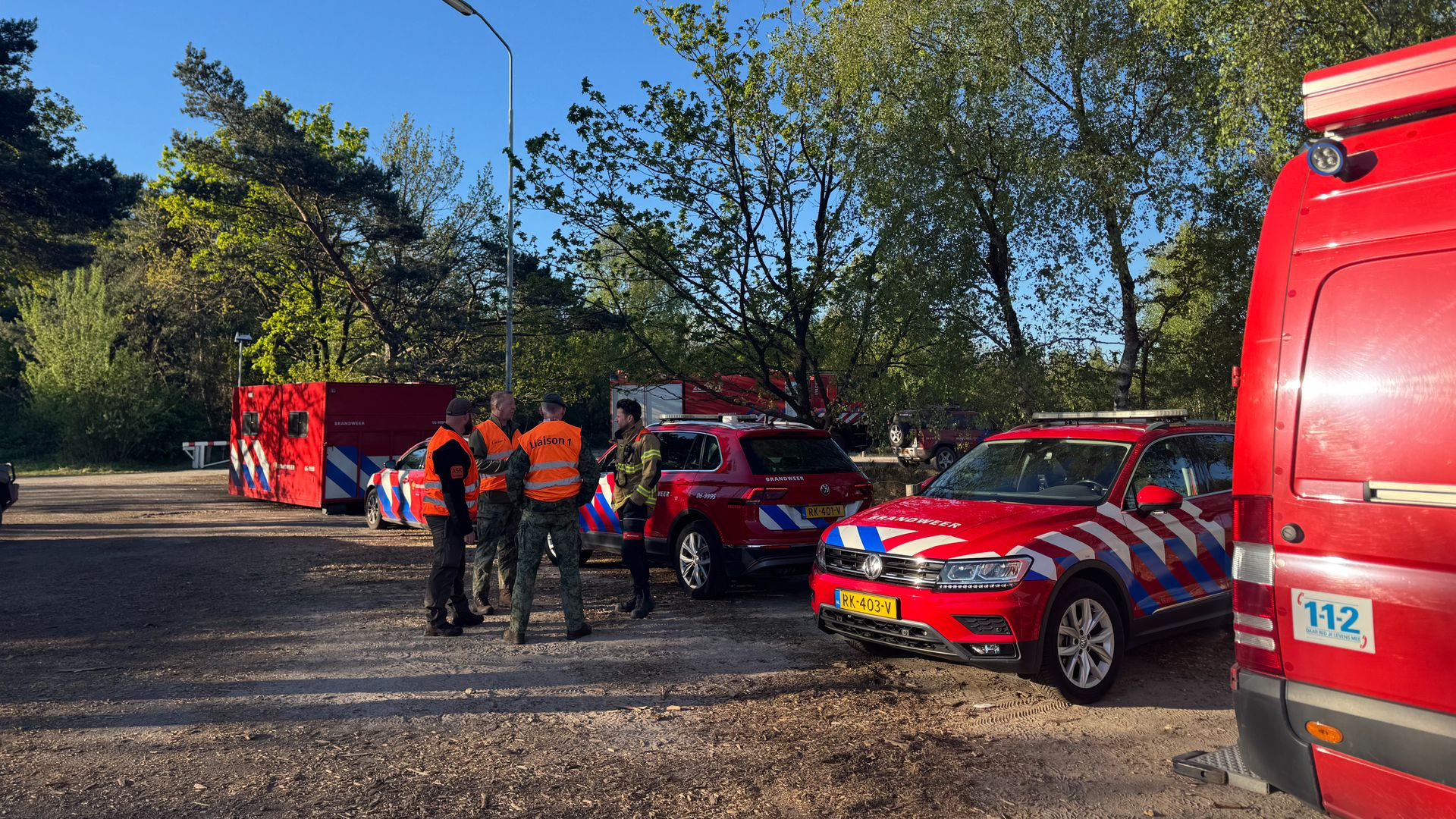 Brand in 't Harde nog steeds niet meester: bluswerkzaamheden duren voort