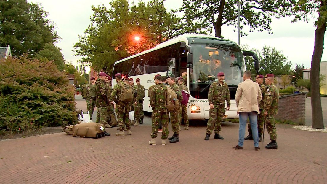 Militairen bij de bus naar Vliegbasis Eindhoven (Rechten: RTV Drenthe/Jeroen Kelderman)