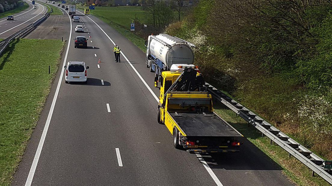 De vrachtwagen reed tegen de vangrail op de A28 (Rechten: Persbureau Meter)