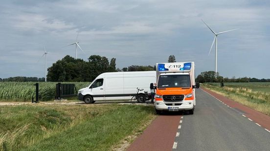 Achteruitrijdend busje botst tegen fietser