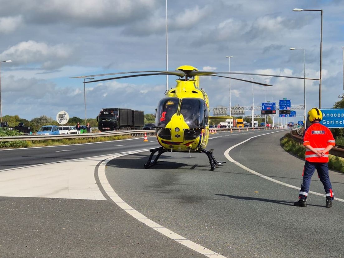 De traumahelikopter werd ingezet bij het ongeluk op de Merwedebrug