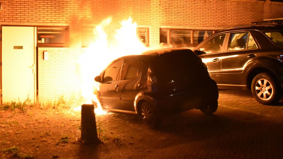 Autobrand aan het Grashof in Leidschendam