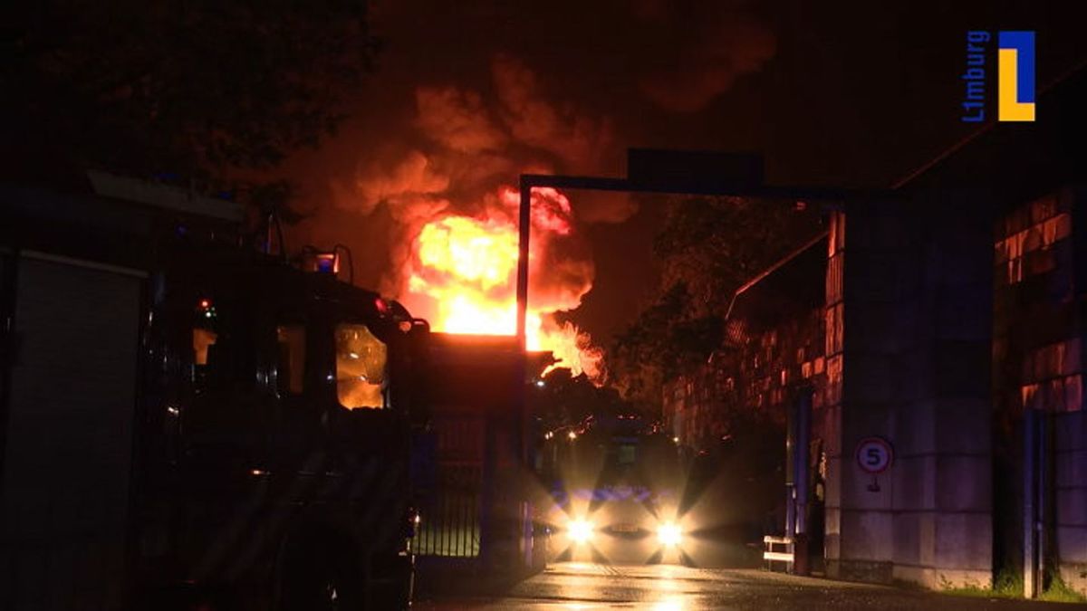 Brand meester bij grote brand recyclingbedrijf Haelen