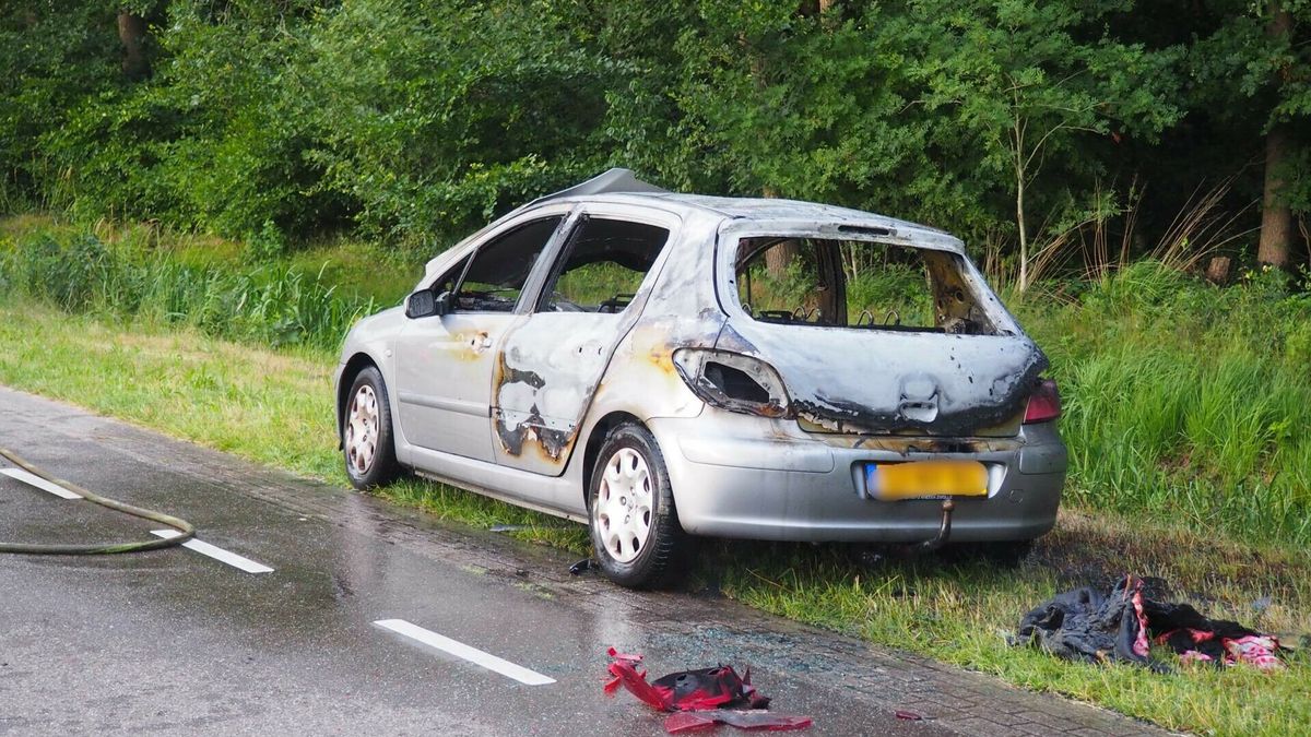 Auto uitgebrand op Schoonhovenweg bij Hollandscheveld