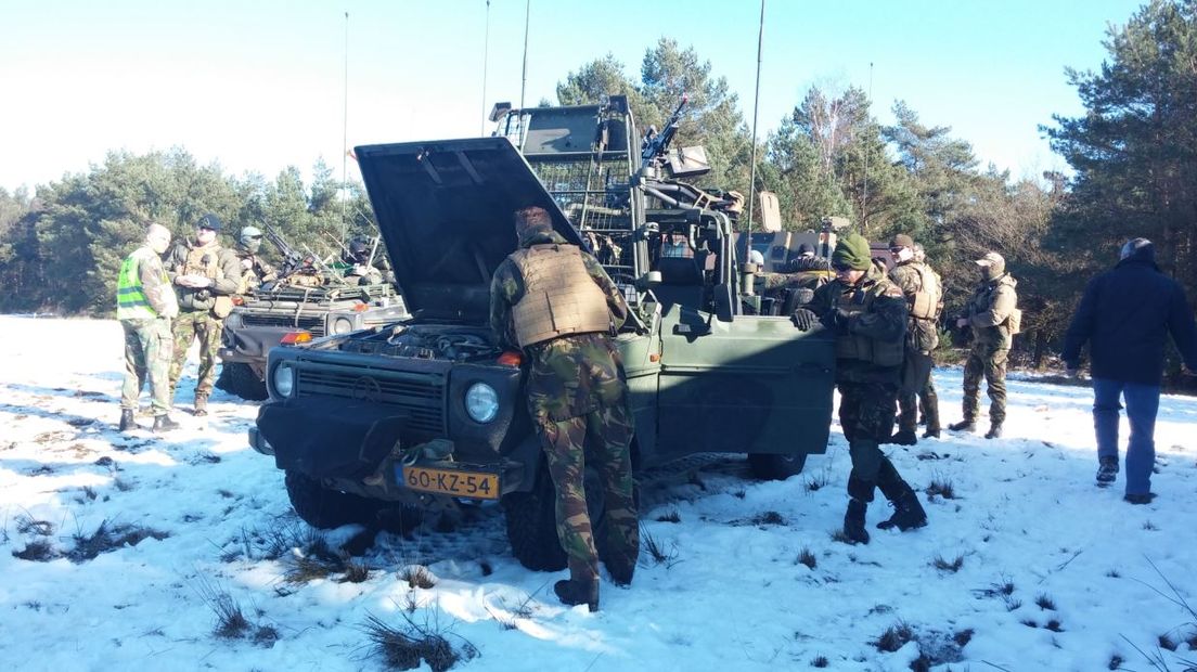 Op de Veluwe, in de Achterhoek en in het Rivierengebied zijn deze week militairen aan het oefenen. Op de Veluwe bootsen militairen van de Landmacht en de Luchtmacht samen met de Korps Commando Troepen de situatie in Mali na, waar Nederland op dit moment meedoet aan een vredesmissie van de VN.