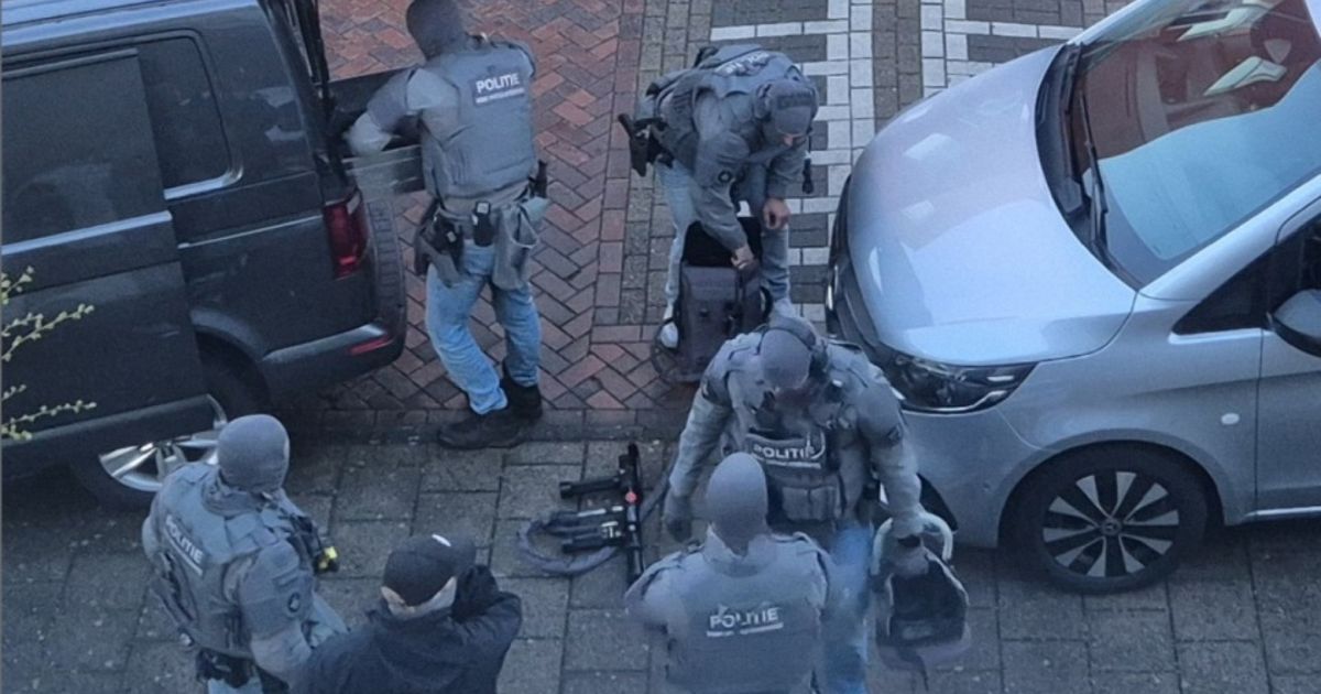 Zwaarbewapende agenten omsingelen huis en gooien flitsgranaat tuin in ...
